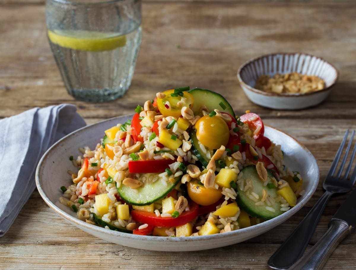 Oosterse rijstsalade met paprika, mango en pinda’s