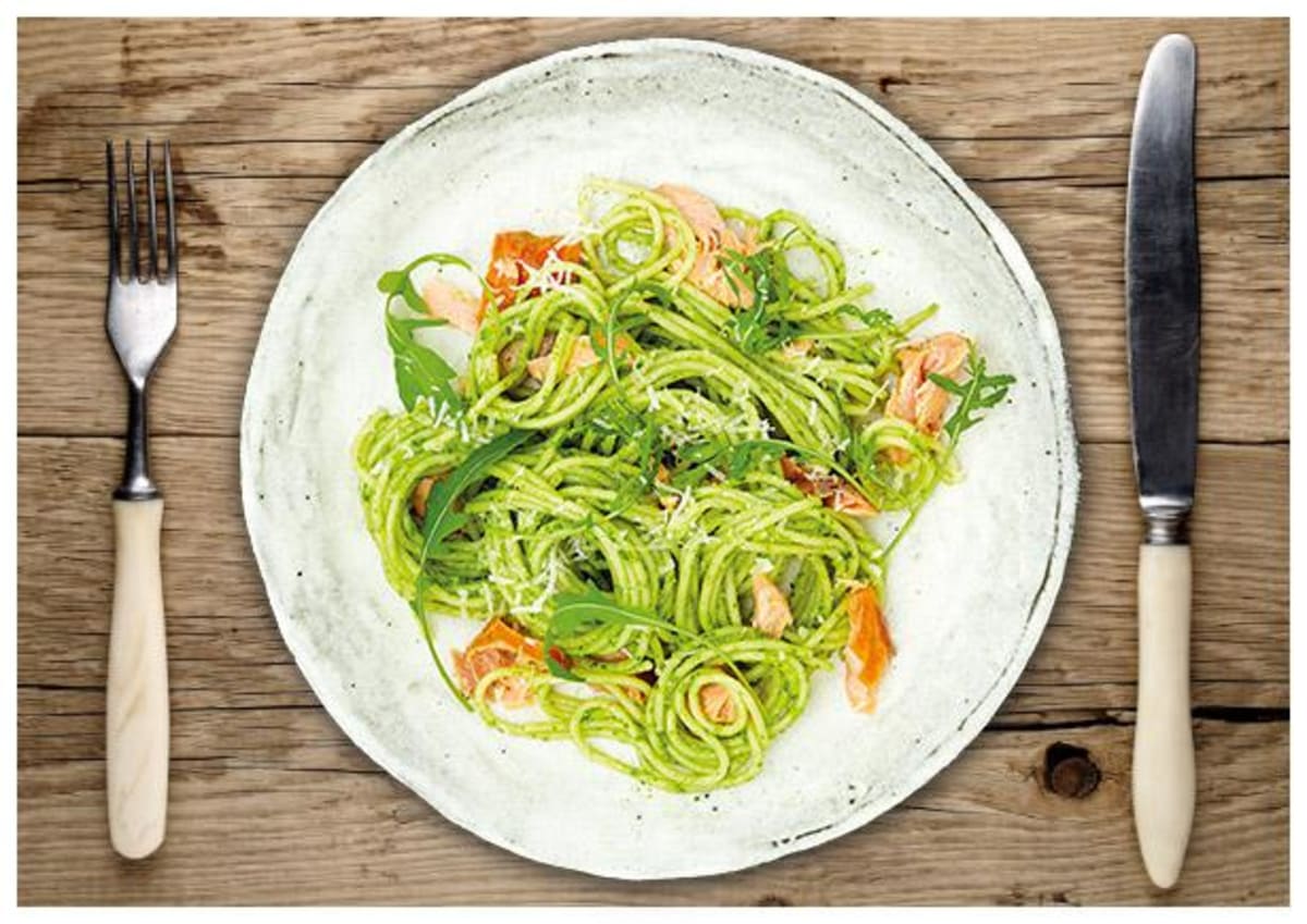 Räucherlachs Spaghetti mit spritzigem Rucola-Pesto