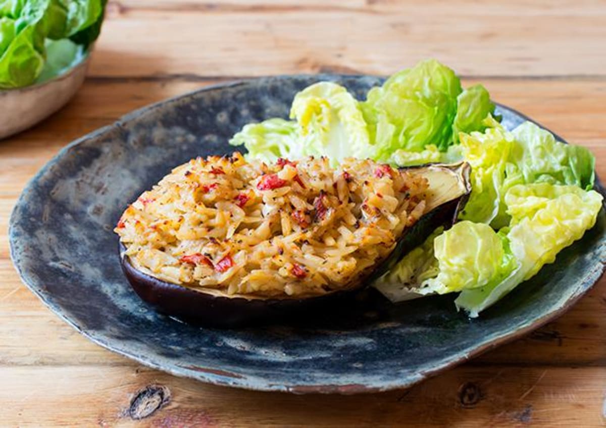 Mit Orzo gefüllte Aubergine „Francais“