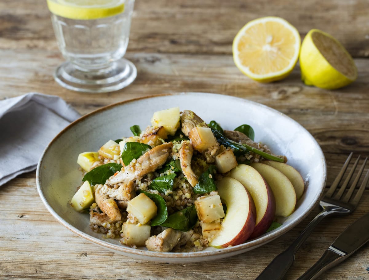 Volkoren bulgur met kipfilet, koolrabi en appel