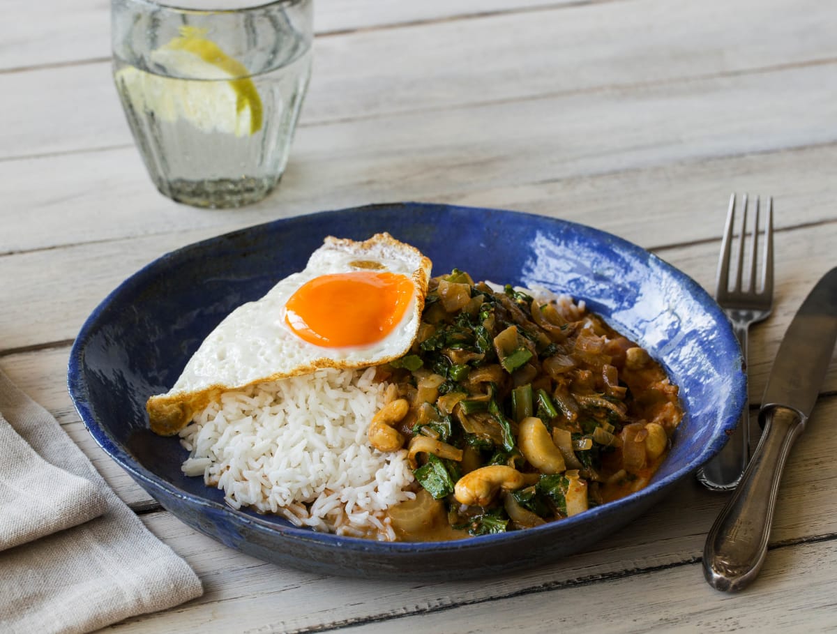 Rode curry met witlof, choisam en spiegelei