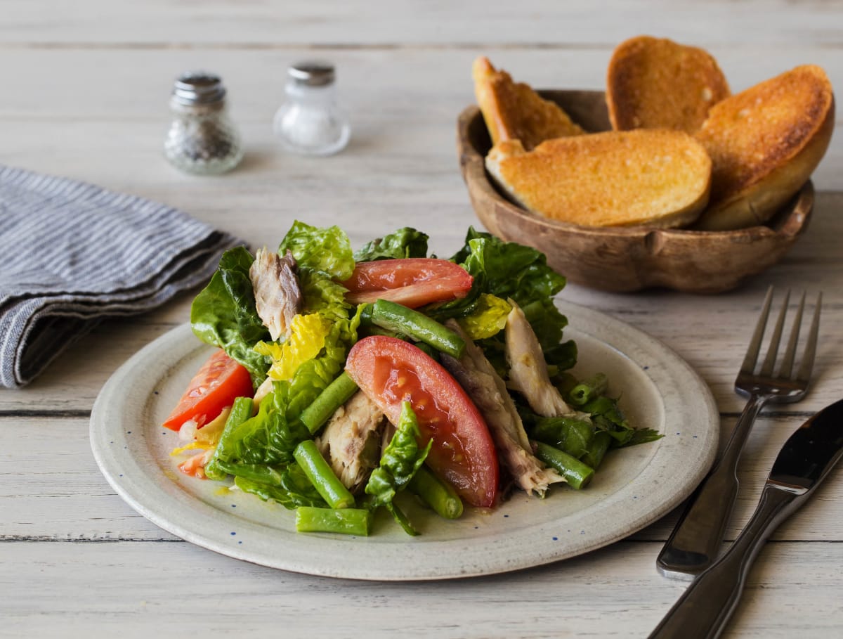 Salade van warmgerookte makreel met knoflookbrood