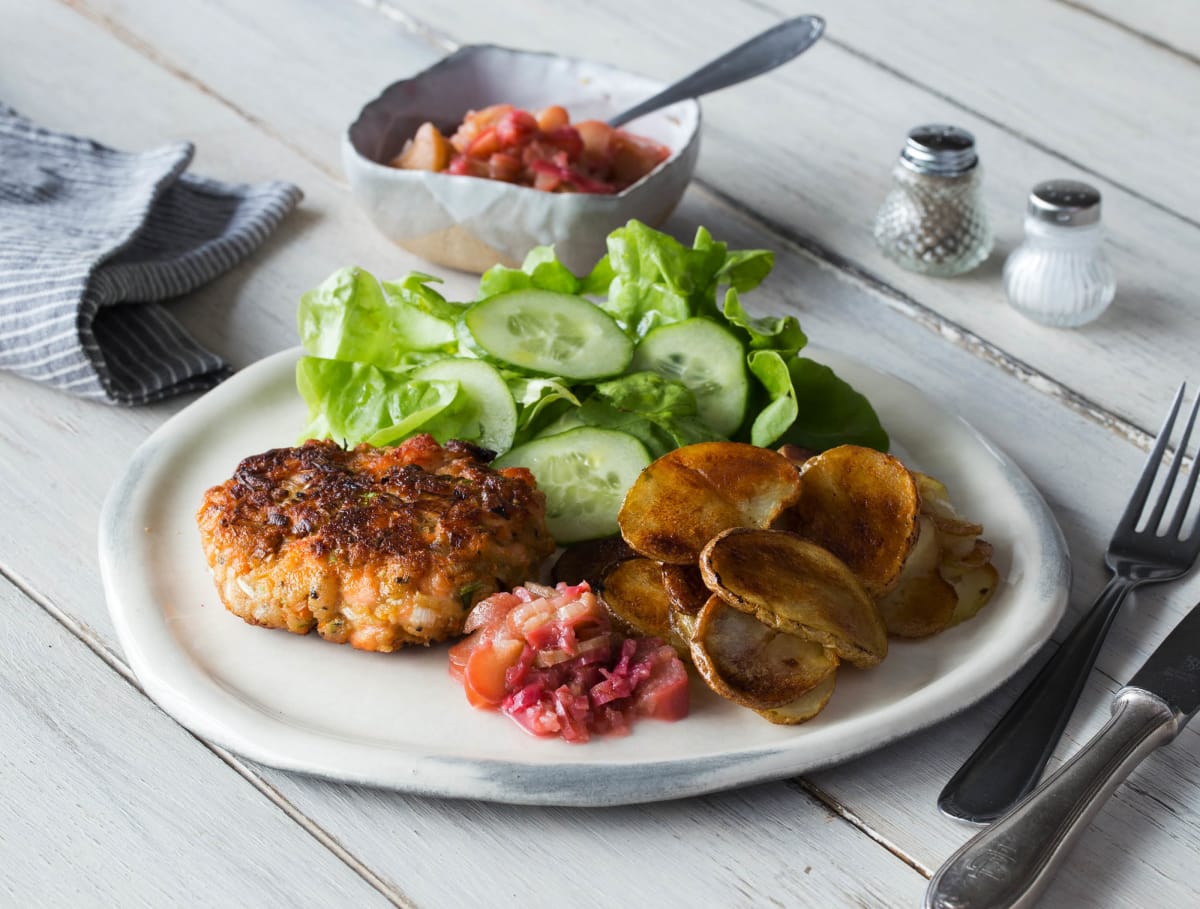 Zalmburgers met gebakken aardappelen, salade en rabarbercompote