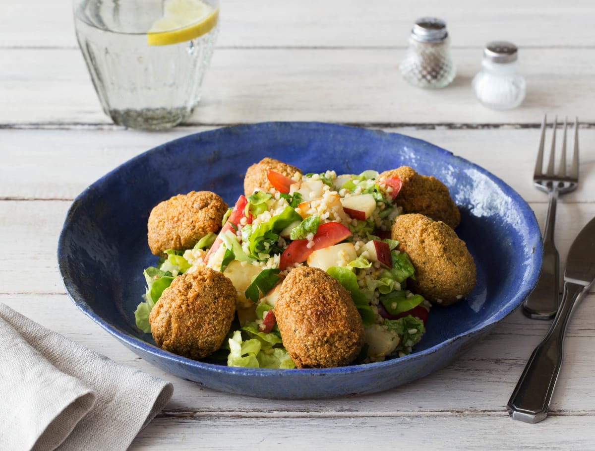 Volkoren bulgur met appel, koolrabi en falafel