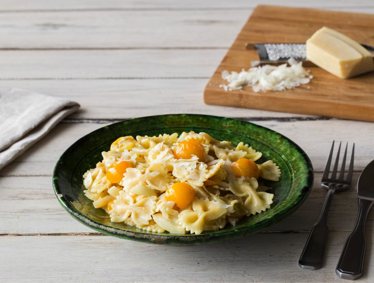 Romige farfalle met verse knoflook, cherrytomaten en grana padano