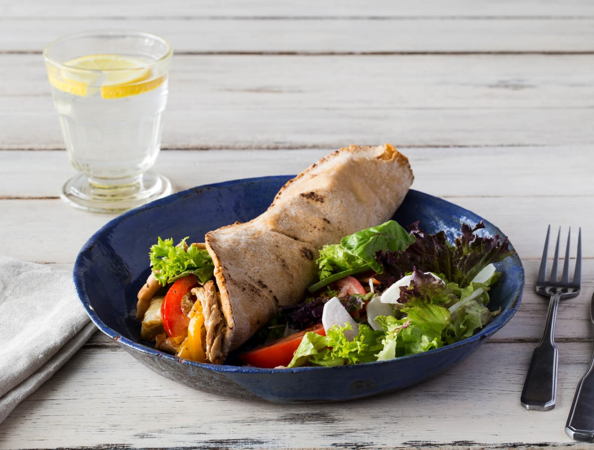 Platbrood met kalkoengyros, Turkse yoghurt en rettichsalade