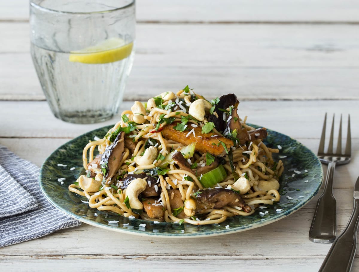 Noedels met shiitake, paksoi, cashewnoten en geraspte kokos