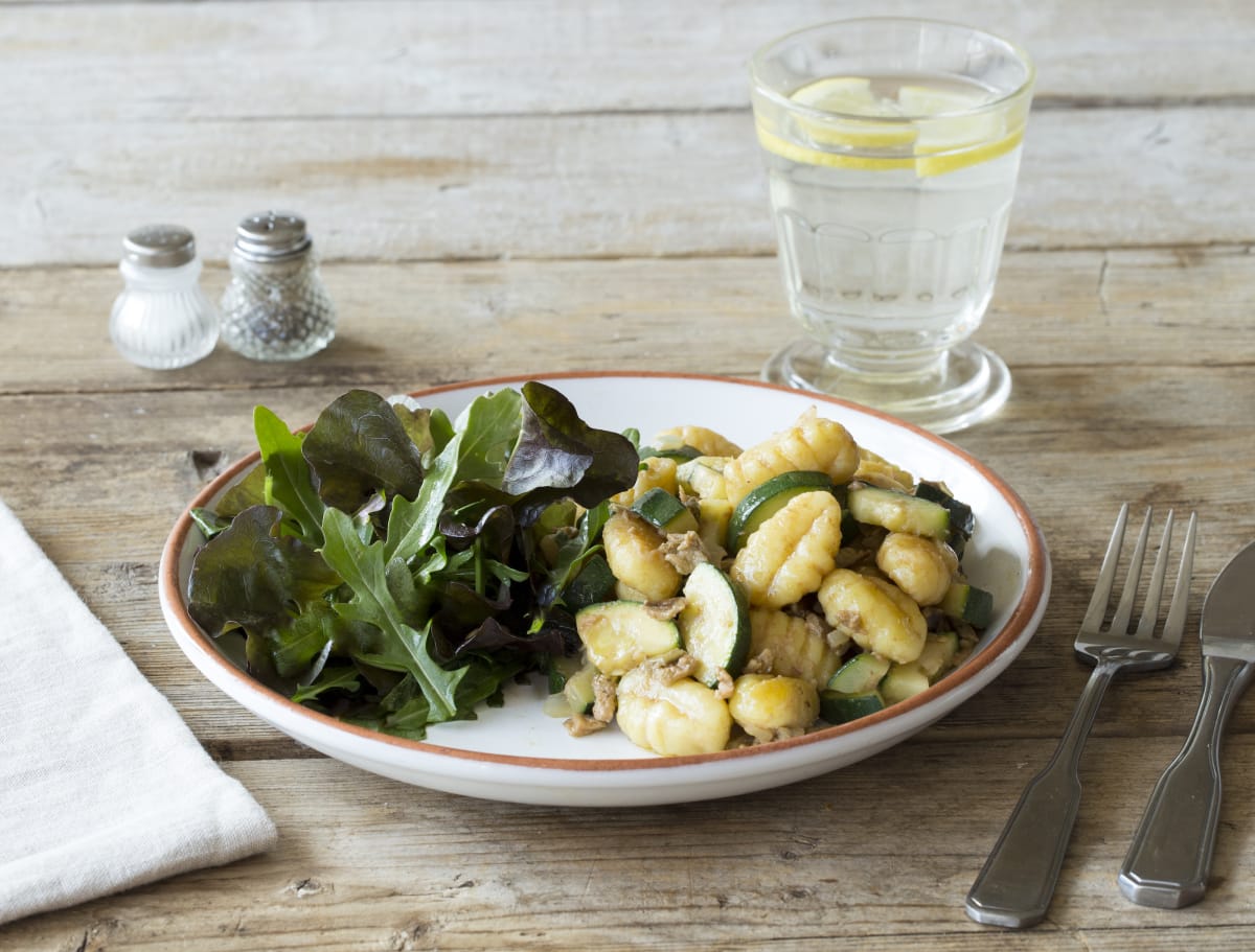 Gnocchi met bospaddestoelenpesto en courgette