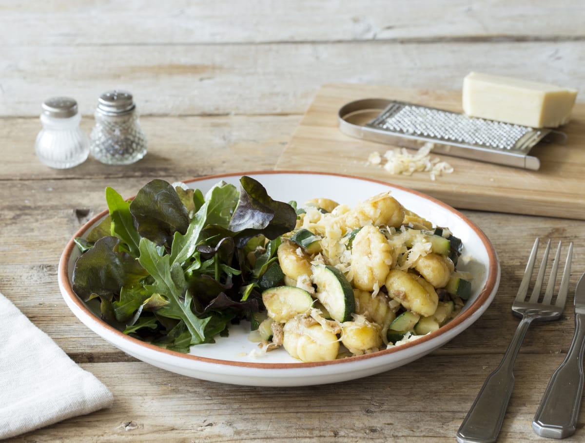 Gnocchi met bospaddestoelenpesto, courgette en oude kaas