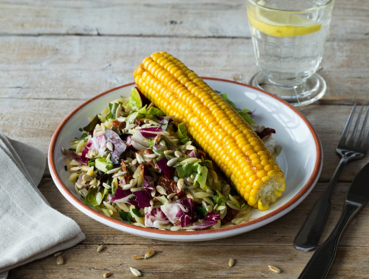 Orzosalade met radicchio en gebakken maïskolf