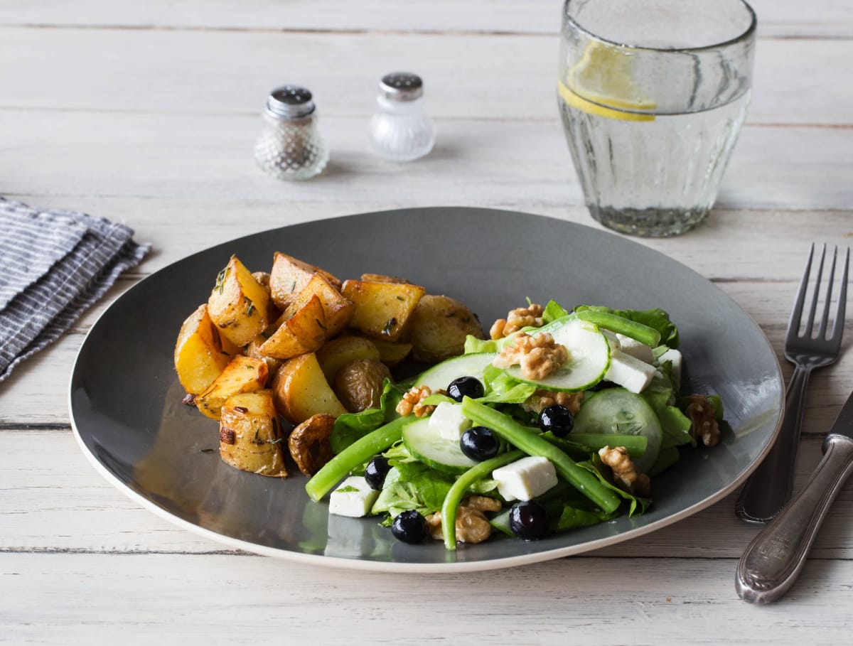 Aardappelen met tijm en salade van blauwe bessen en feta