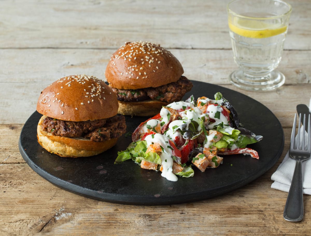 Runderburgers met volkoren broodjes en zoete aardappelsalade