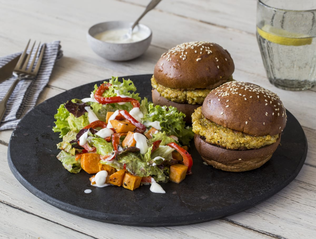 Boekoeloekoeburgers met volkoren broodjes en zoete aardappelsalade