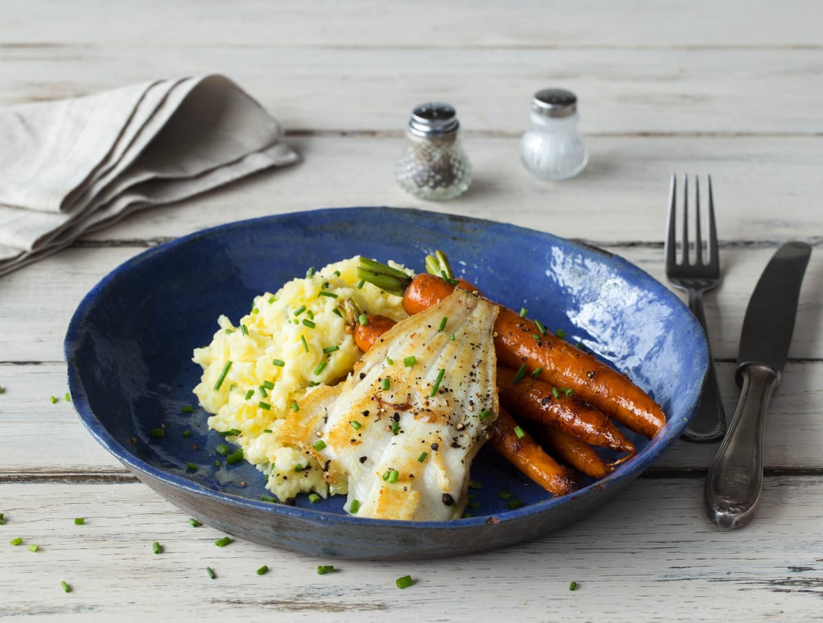 Gebakken scholfilet met geglaceerde bospeen en aardappelpuree