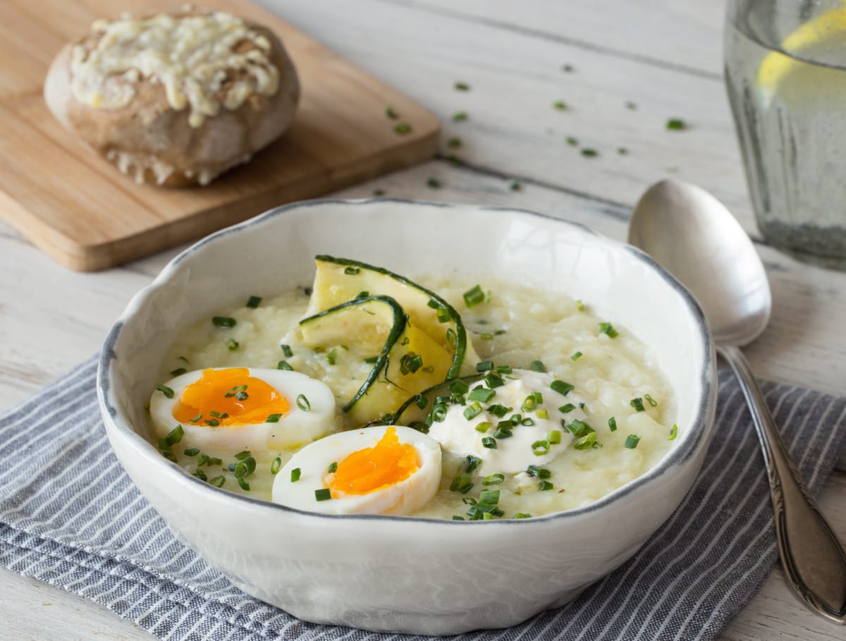 Bloemkoolsoep met gegrilde courgette en volkoren uienkruier