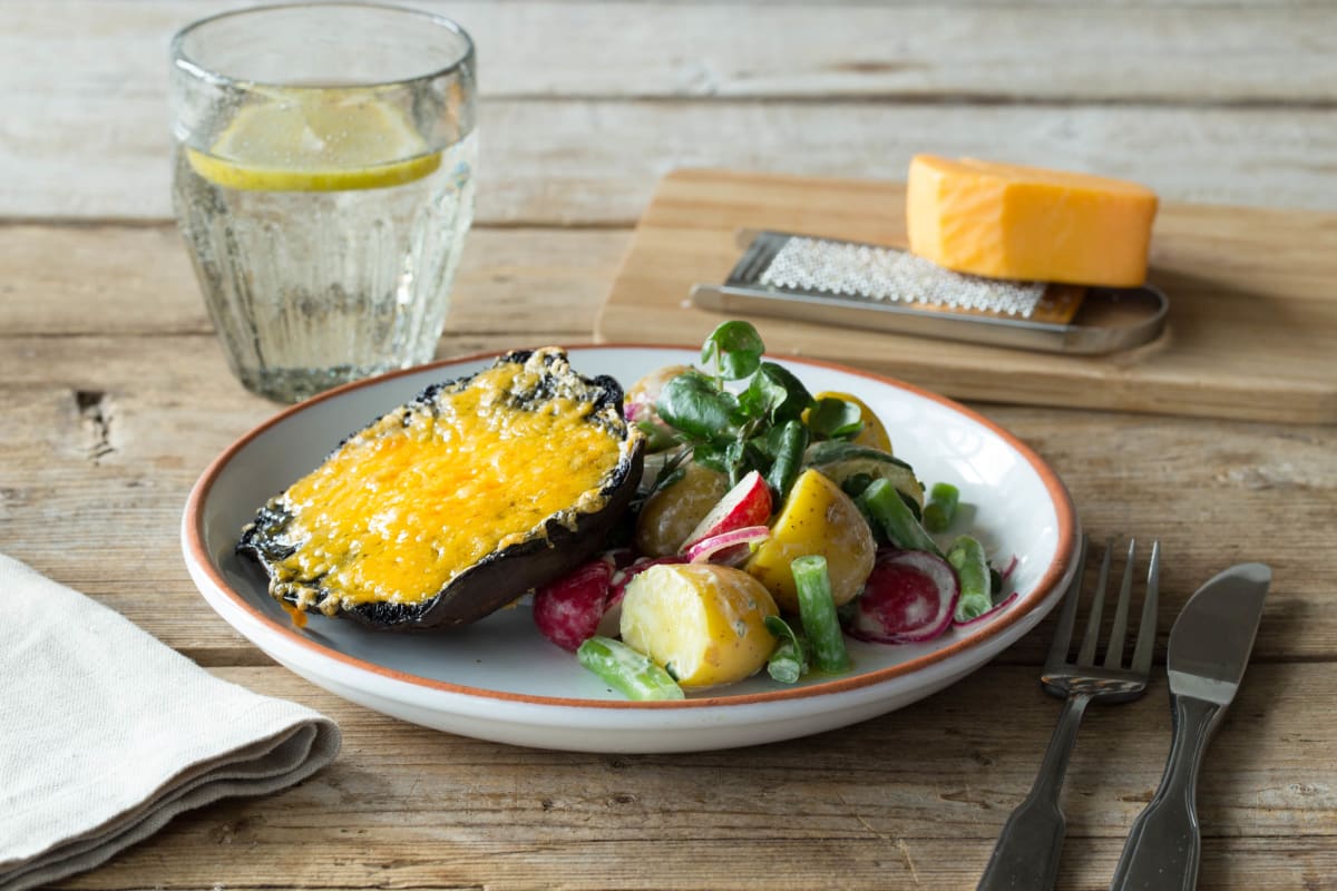 Überbackene Portobello-Pilze mit buntem Kartoffelsalat