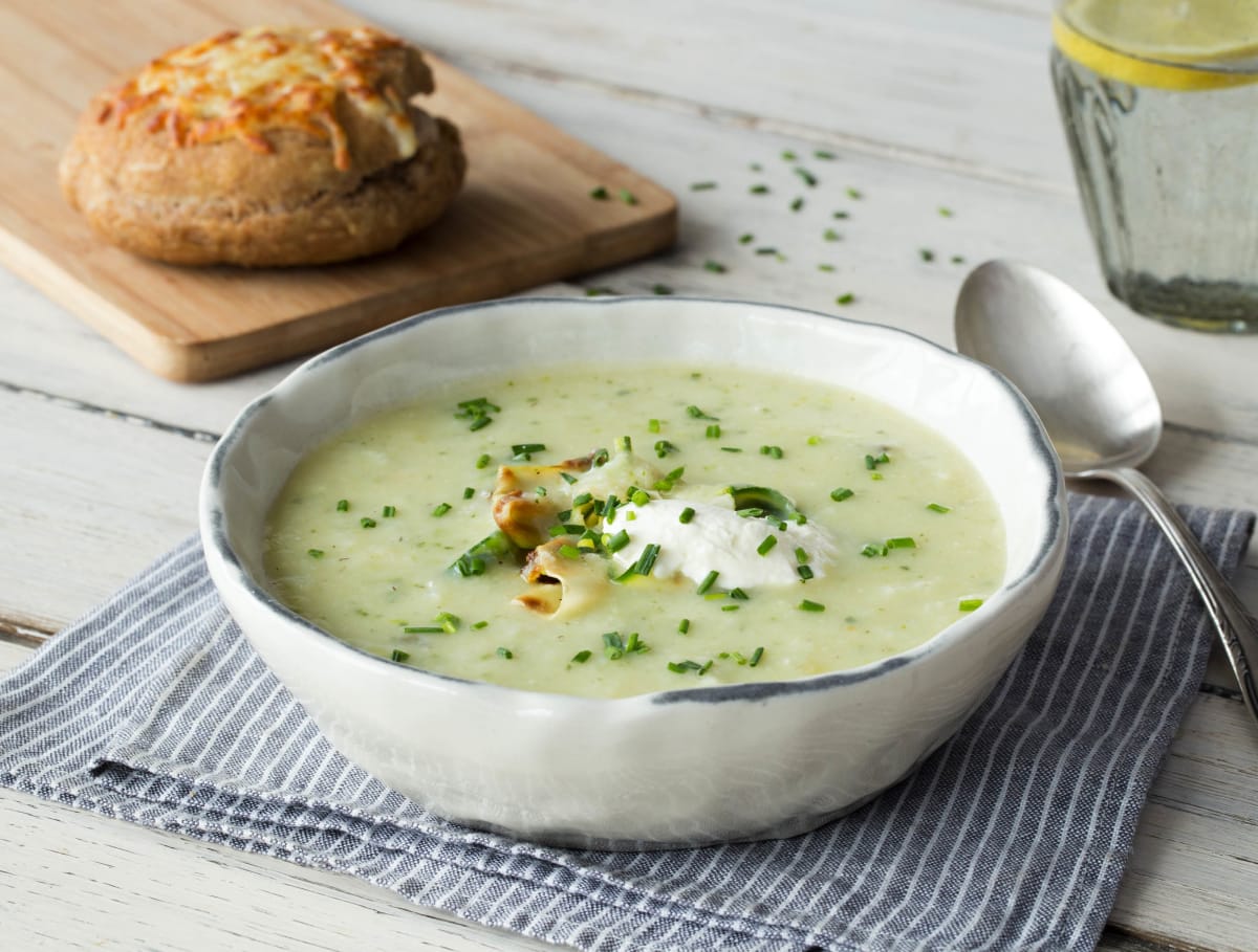 Bloemkoolsoep met gegrilde courgette en volkoren uienkruier