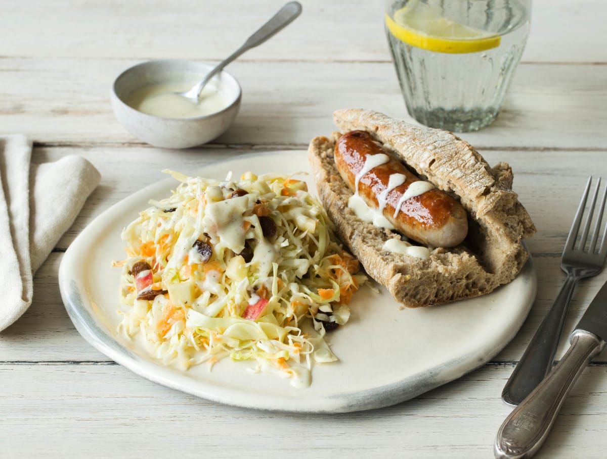 Worst van Brandt & Levie met koolsalade en een bruin broodje