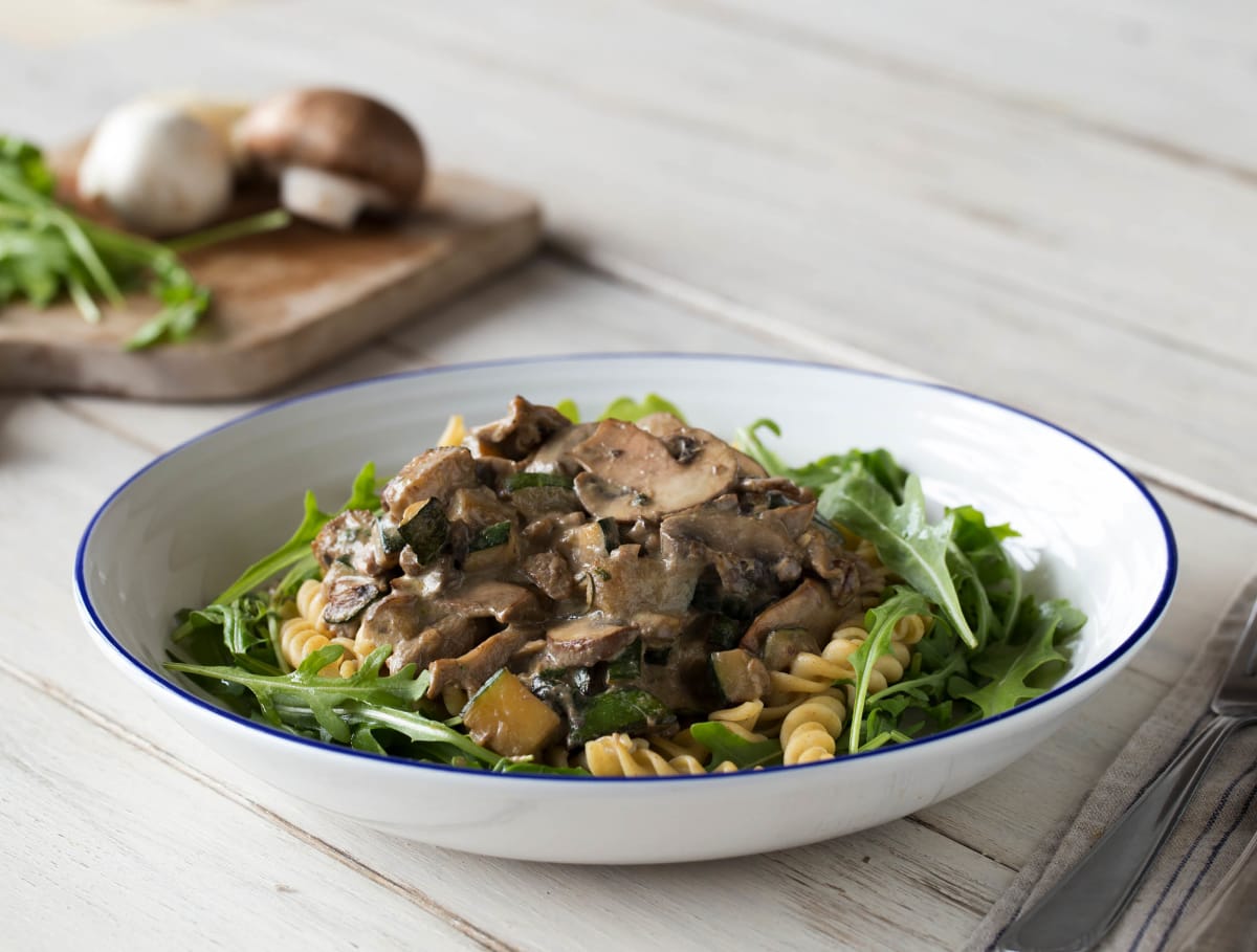 Fusilli integrale met bospaddenstoelenpesto, courgette en paddenstoelen