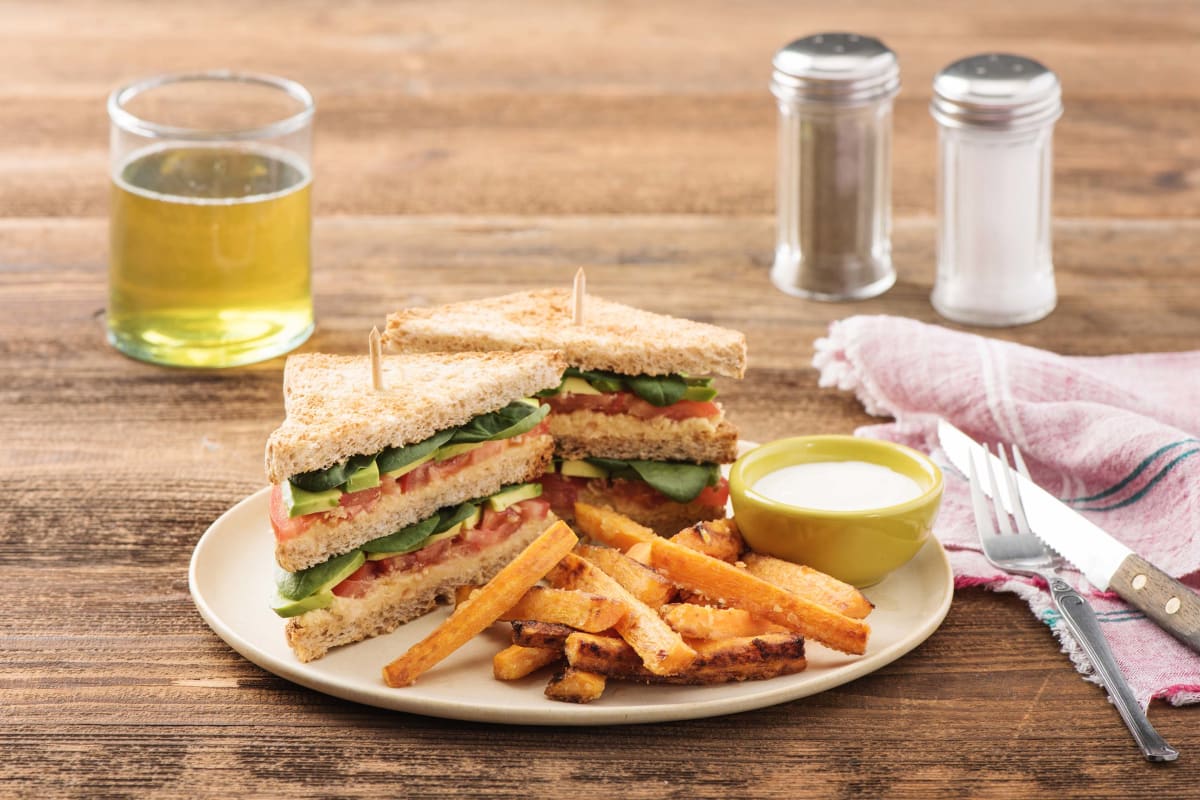 Grünes Club-Sandwich mit selbstgemachtem Hummus