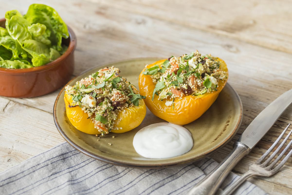 Mit Quinoa, Zucchini, Rosinen und Feta gefüllte Paprika,