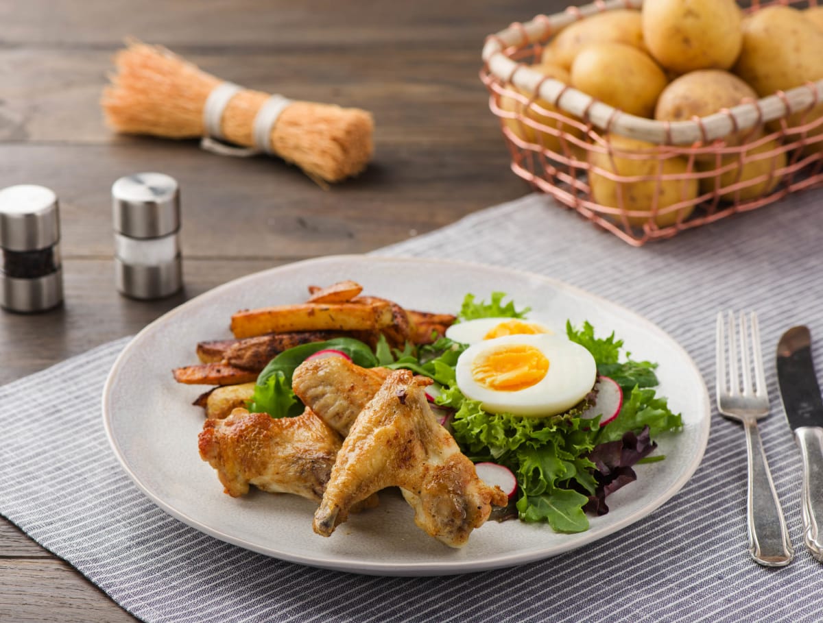 Kippenvleugels met ovenfriet en frisse salade