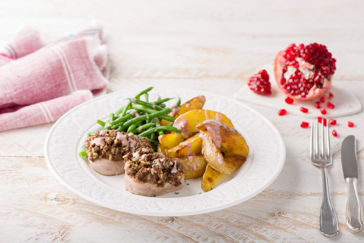 Schweinemedaillons mit Walnuss-Schwarzbrot-Haube in Granatapfelsoße,