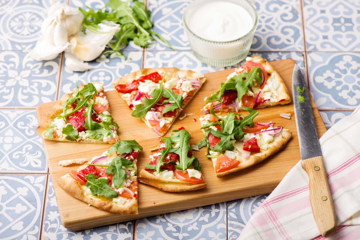 Mediterrane Fladenbrot-Pizza mit Feta und Paprika-Antipasti,