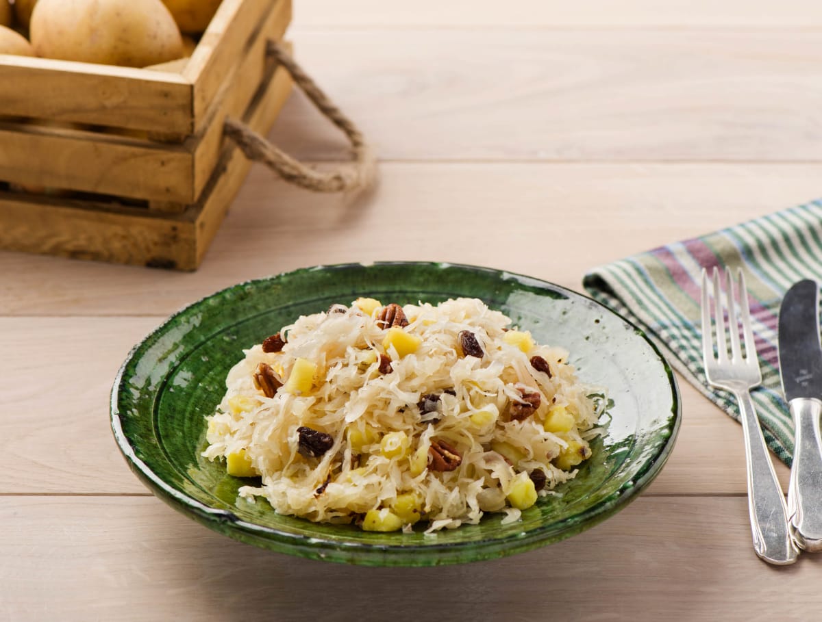Zuurkoolaardappelschotel met ananas en rozijnen