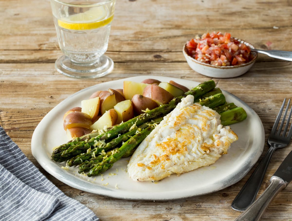 Wijtingfilet met groene asperges, roseval aardappelen en tomatensalsa