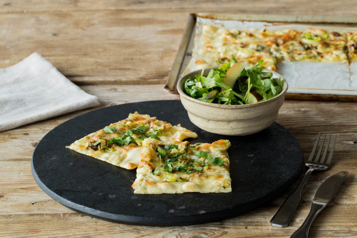 Raffinierter Porree-Schmand-Flammkuchen