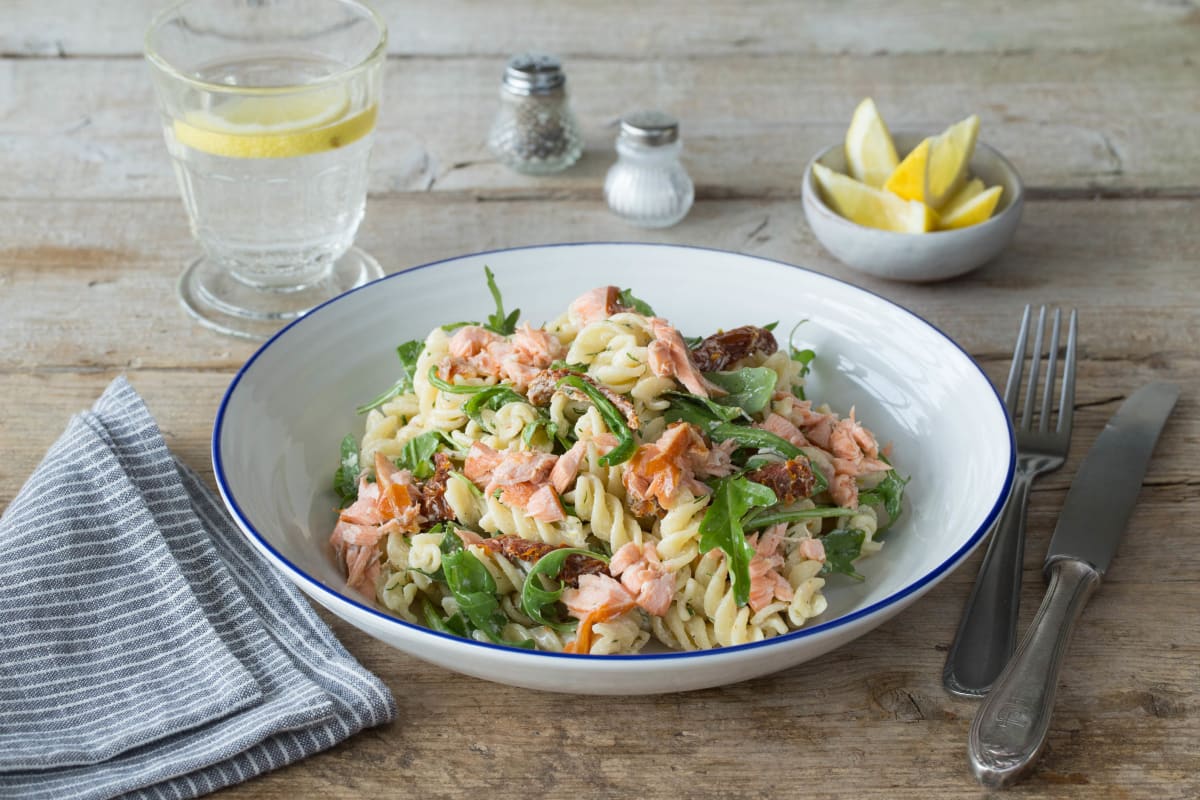 Köstlicher Stremellachs auf cremiger Dill-Pasta