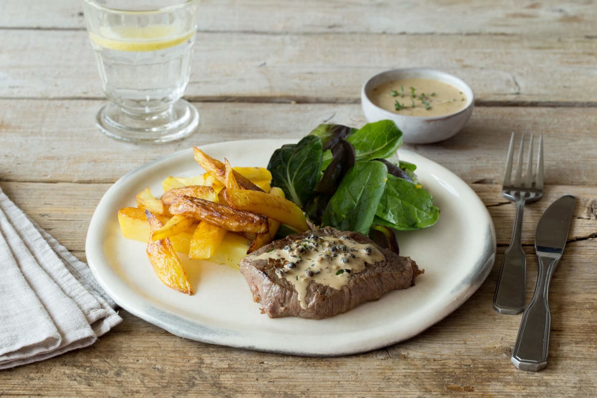 Feines Pfeffersteak mit selbstgemachten Pommes Rezept | HelloFresh