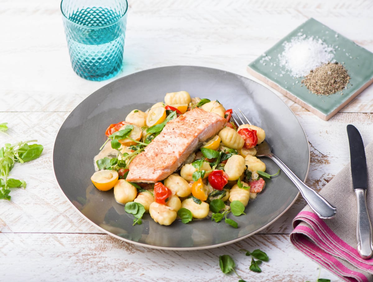 Gebakken zalmfilet met waterkers, cherrytomaten en gnocchi