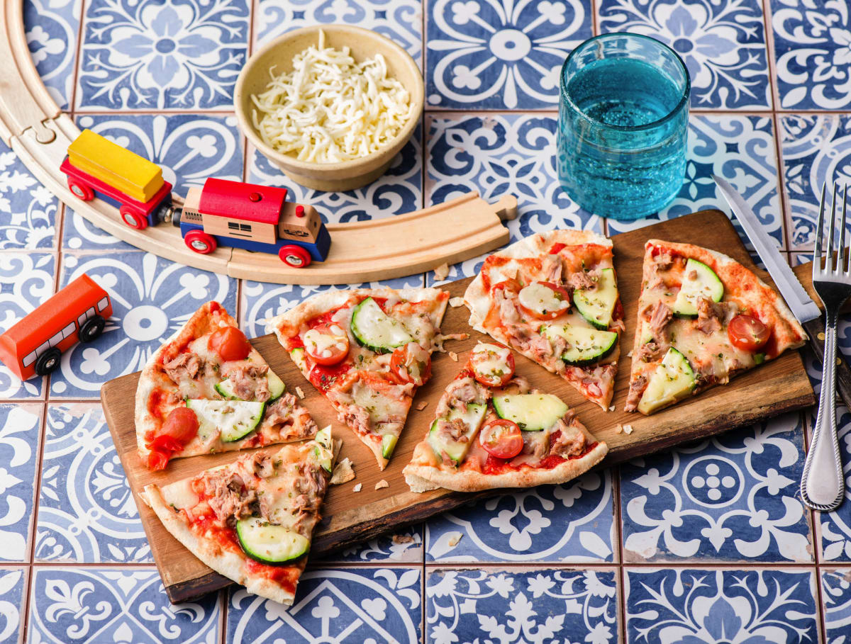 Pizza met tonijn, tomaat en courgette