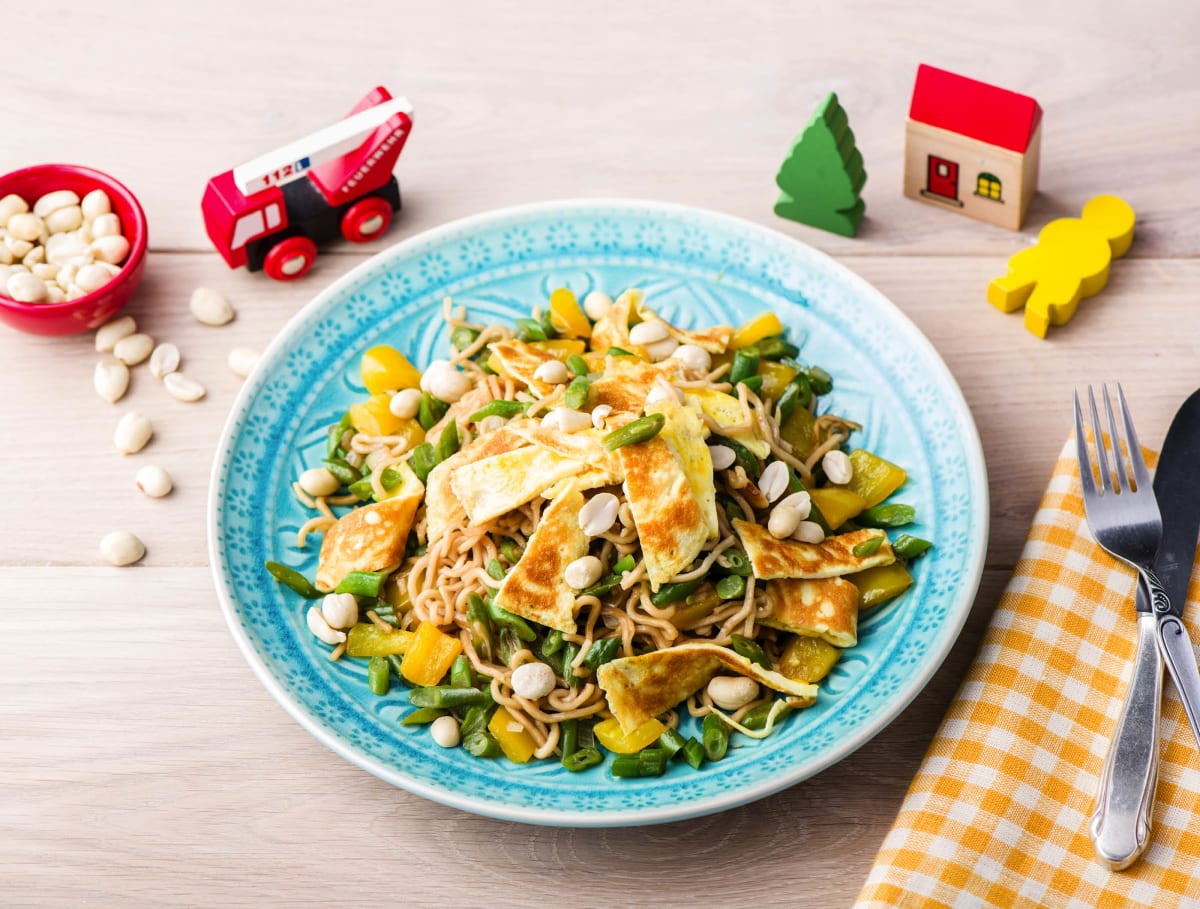 Vegetarische bami met omeletreepjes