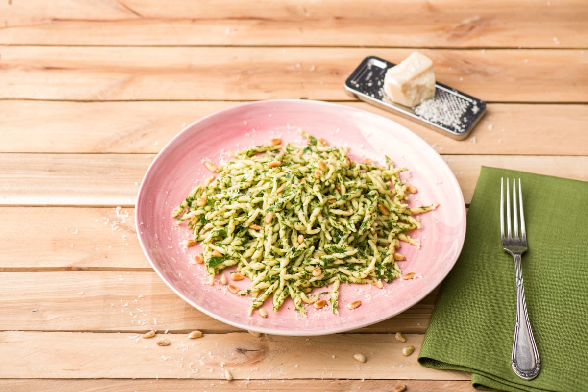 Schnelle Trofie-Pasta mit Karottengrün-Pesto