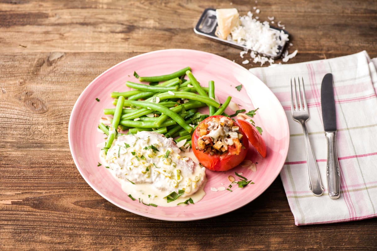 Reduced Carb: Schweineschnitzel in Zwiebel-Sahnesoße, gefüllte Ofen-Tomaten