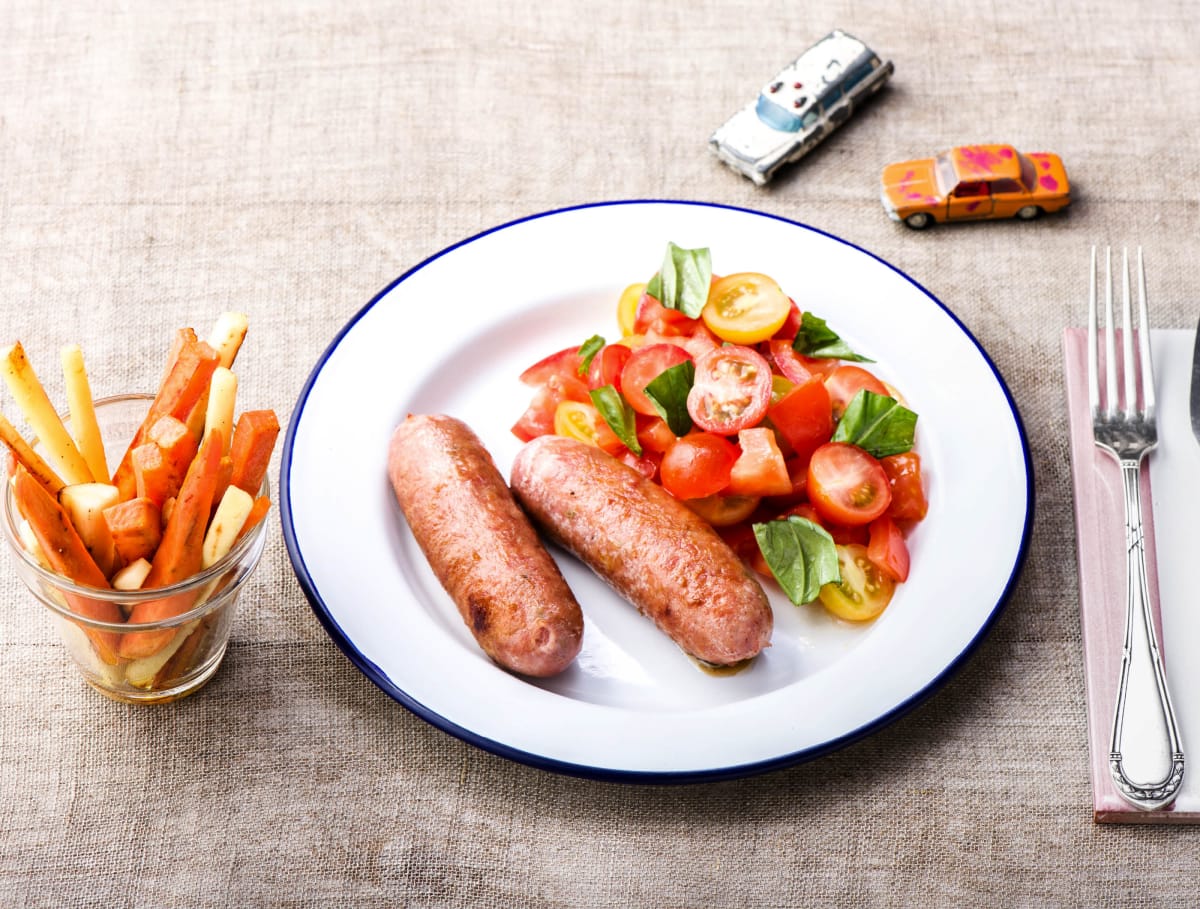 Kipworstjes met zoete frietjes en tomatensalade