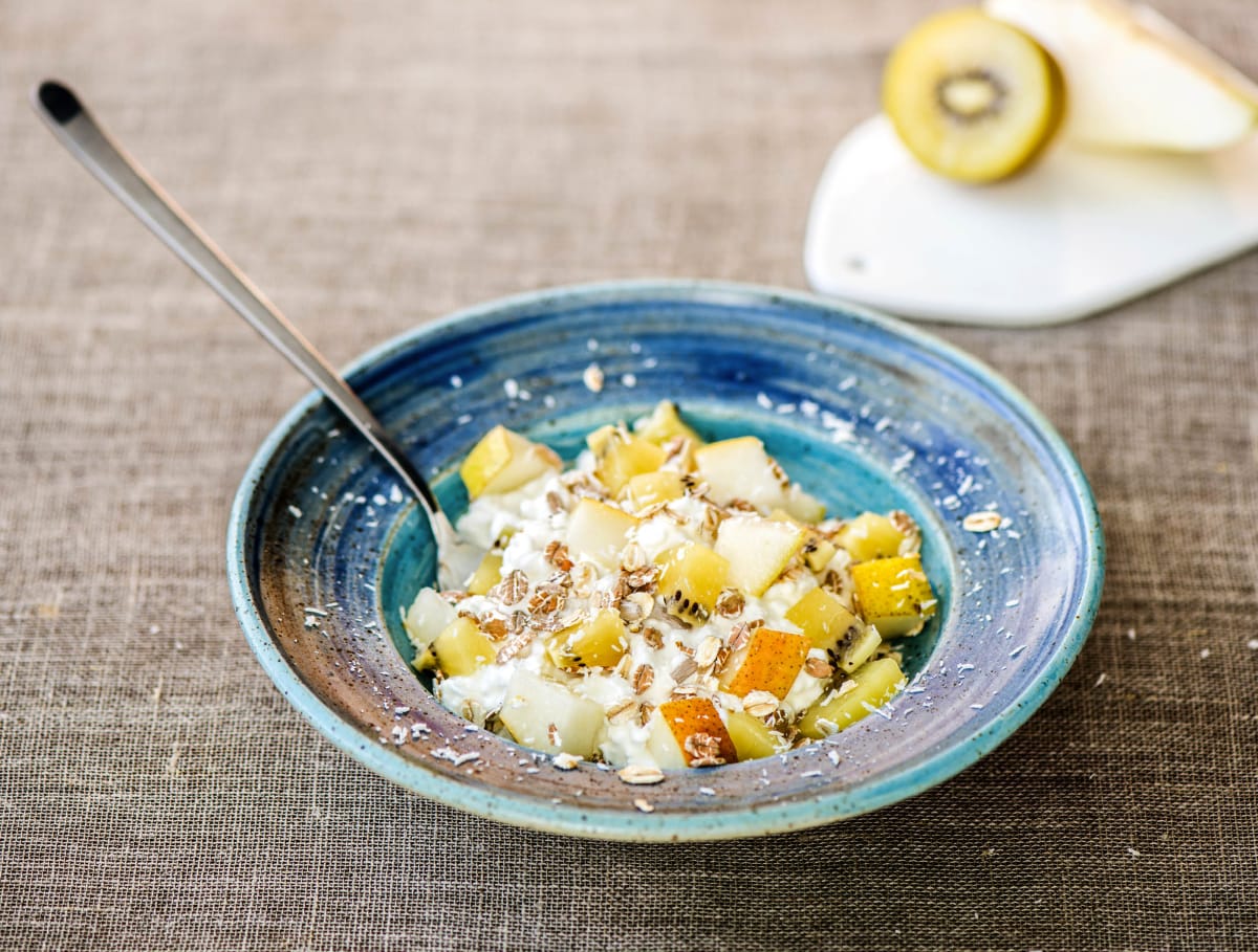 Halfvolle kwark met kiwi, peer en kokos-granola
