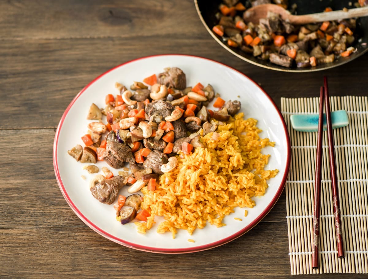 Biefstukpuntjes met paarse aubergine en Surinaamse rijst