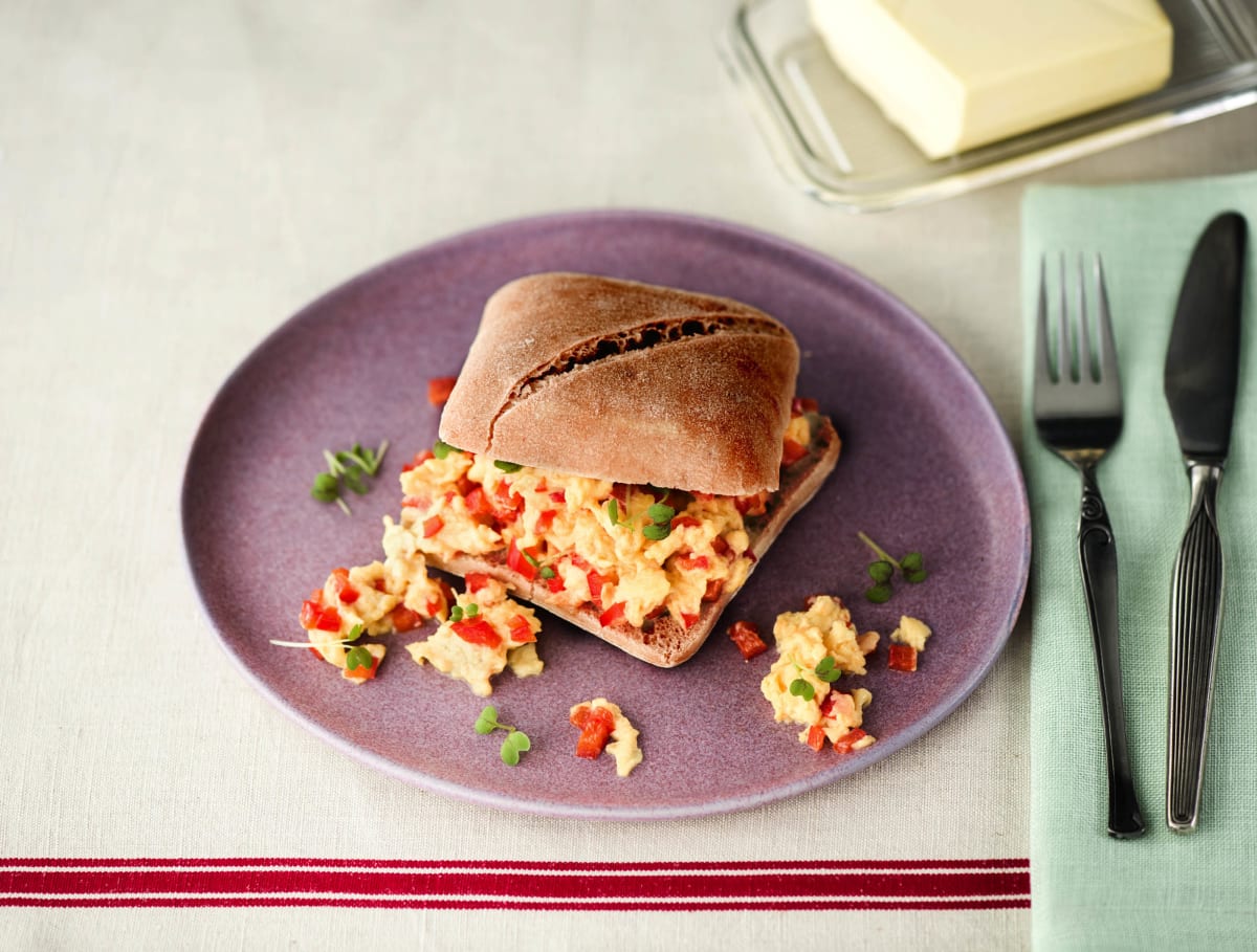 Ciabatta met roerei, paprika en rucolacress