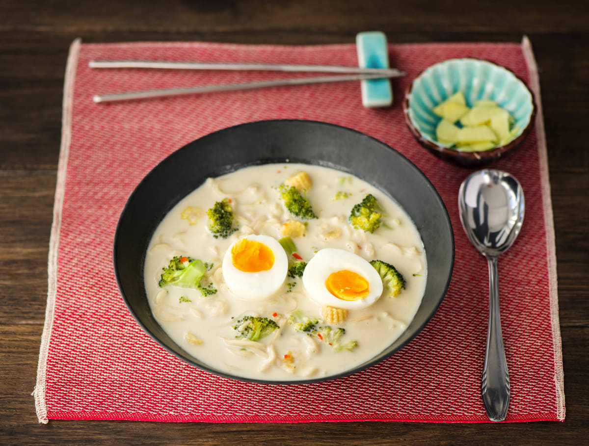 Oosterse kokossoep met broccoli, minimaïs en noedels
