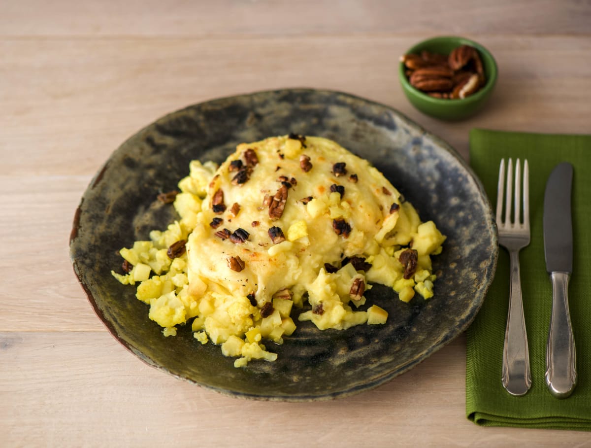 Bloemkool-aardappelschotel met appel en rozijnen