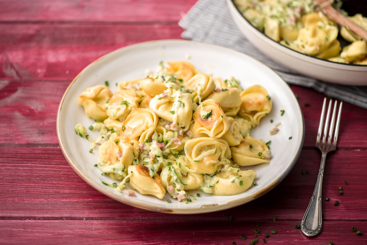 Kase Tortellini In Zucchini Speck Sahnesosse Rezept Hellofresh