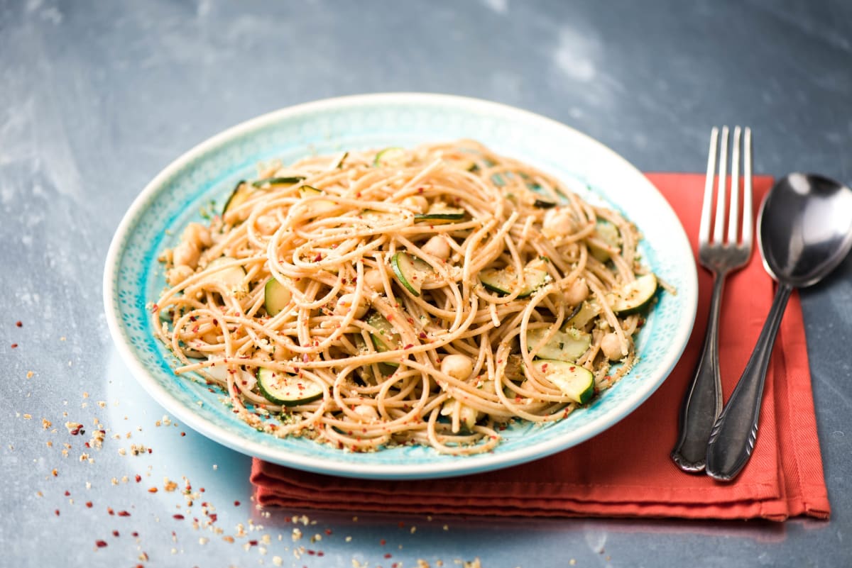 Vollkornspaghetti mit Zucchini-Kichererbsen-Soße