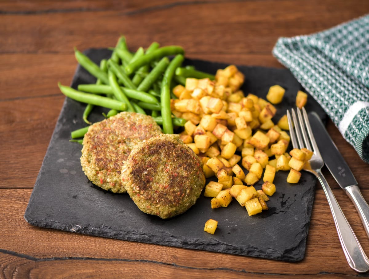 Boekoeloekoeburger met sperziebonen en aardappelblokjes