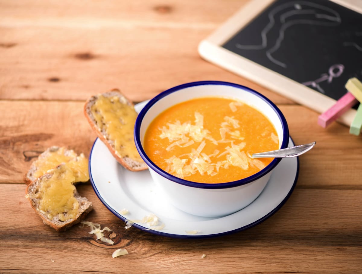 Oranje soep met spinazie-kaasbroodje