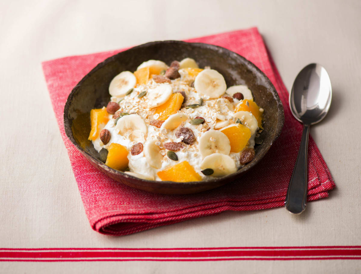 Halfvolle yoghurt met banaan, sinaasappel en muesli