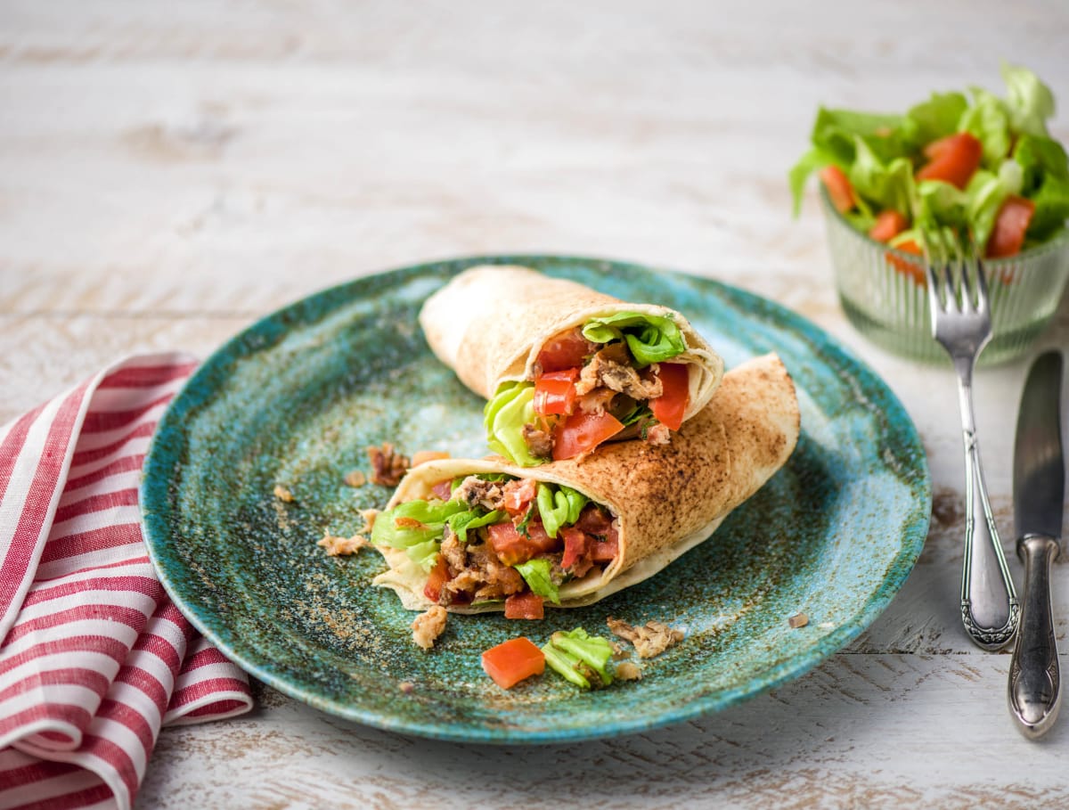 Wraps met warmgerookte makreel, tomaat en verse kruiden